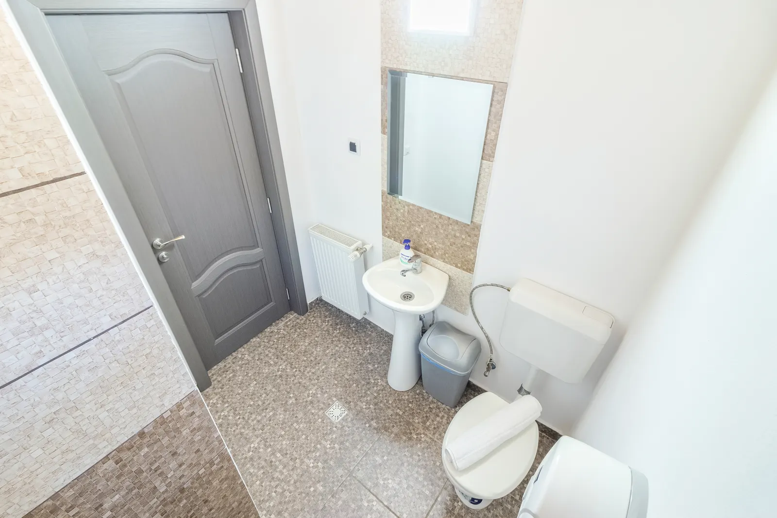 Una dintre cele două băi de la parter