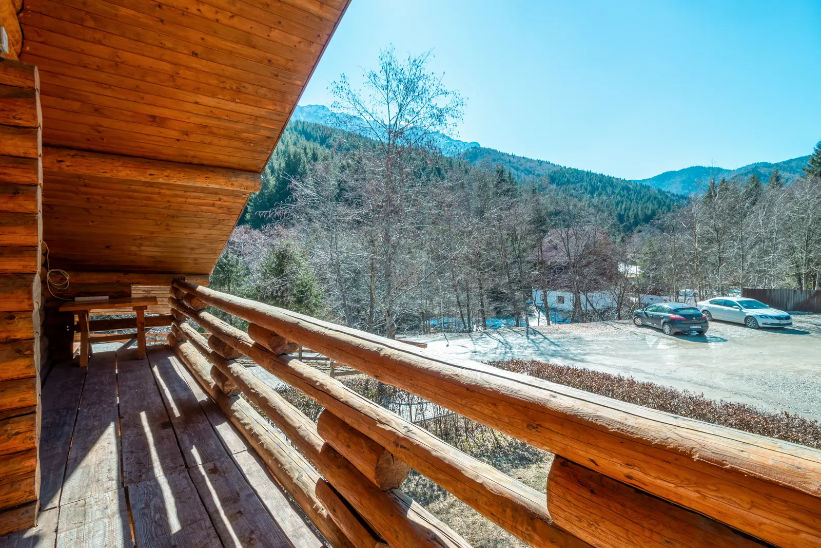 Balconul de la etaj, cu vedere spre munte