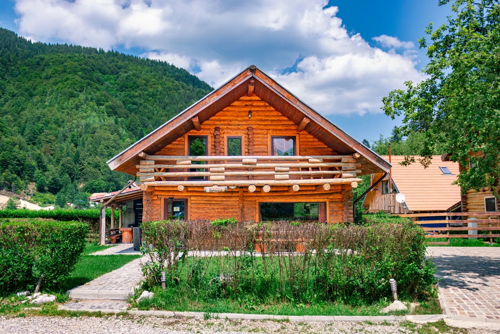 Cabana Baciu, casă din bușteni la Plaiul Foii, sub Piatra Craiului