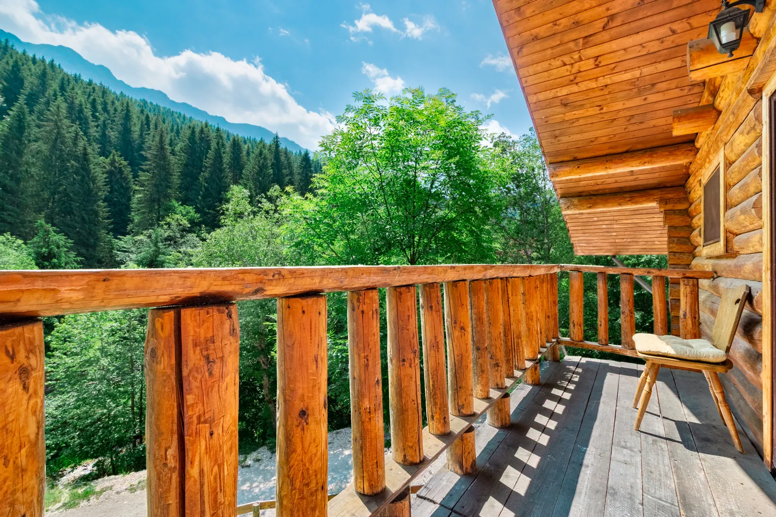 Balconul din lemn, cu vedere la pădure și munte