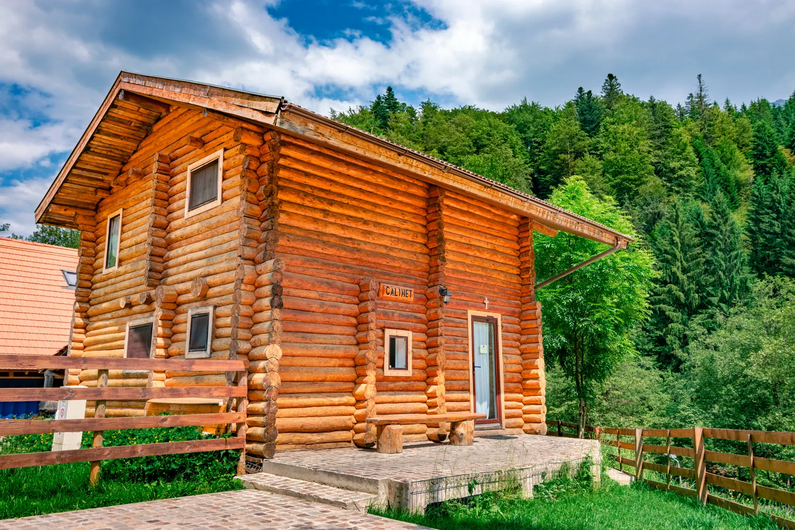Intrarea în Cabana Călineț