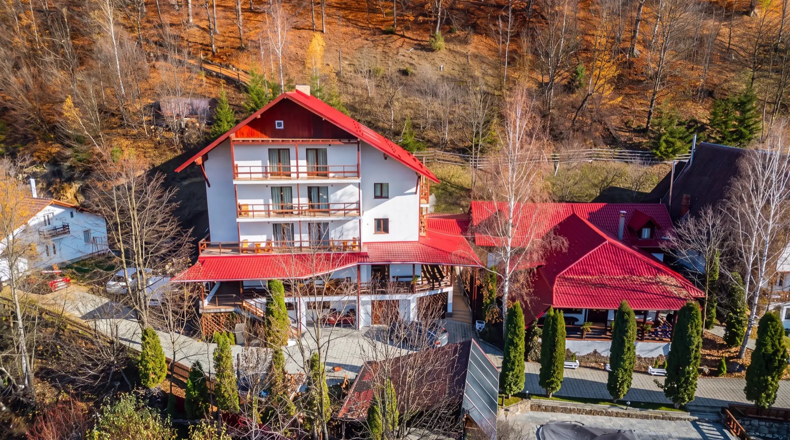 Pensiunea și curtea, văzute de sus