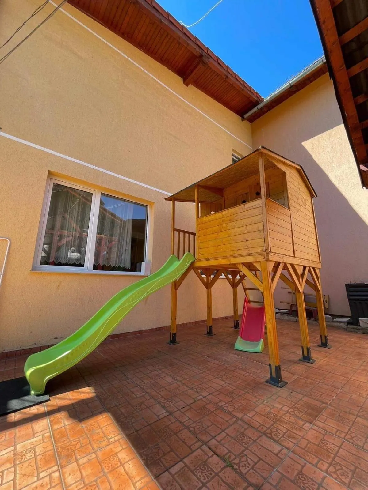 Locul de joacă pentru copii din curte