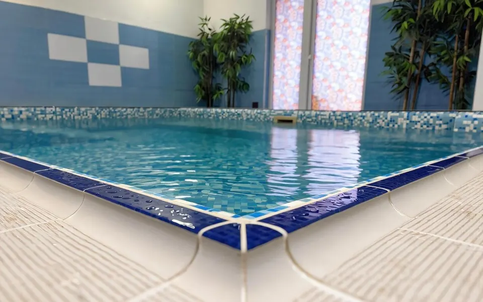 Piscina interioară încălzită, cu apă sărată, de la Pensiunea Sandra