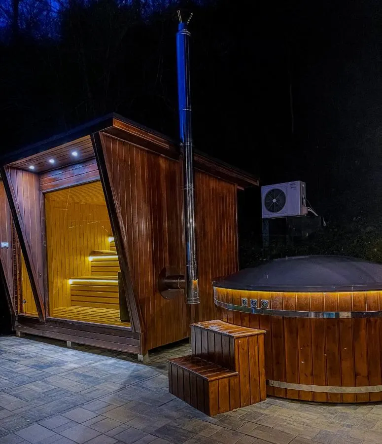 Sauna și ciubărul din curte