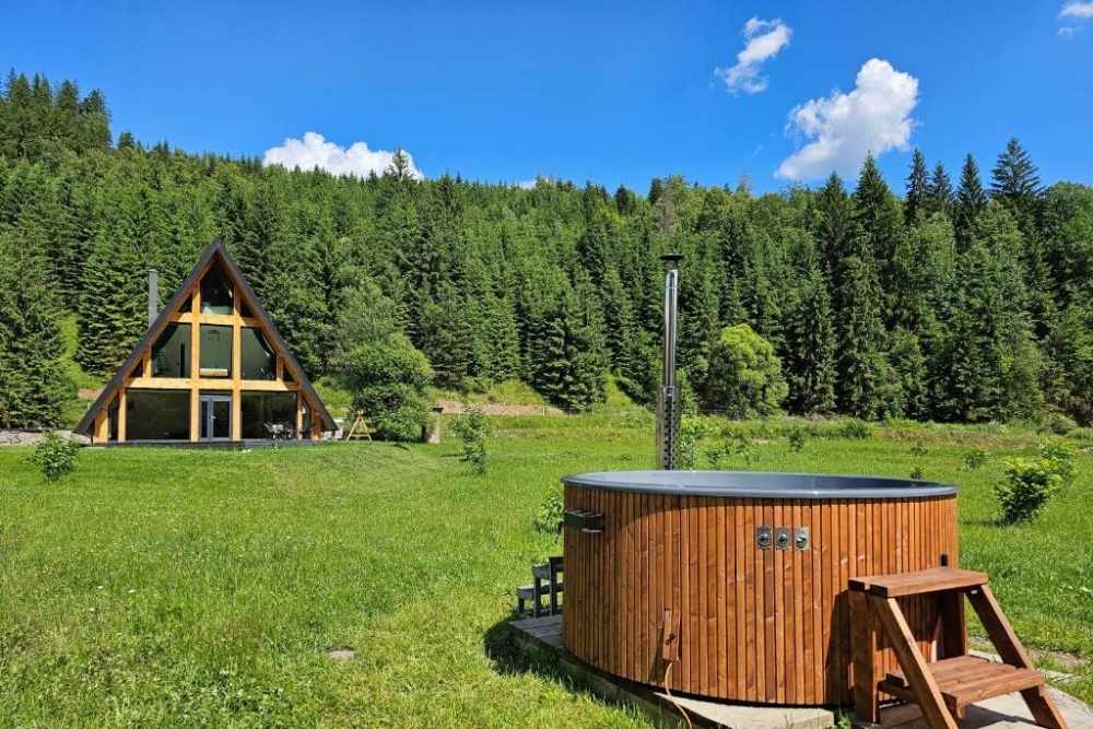 Cozy Cabin A-Frame cu ciubăr lângă râu,