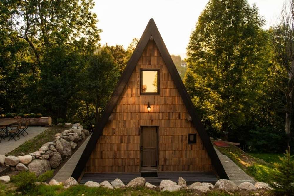 Hai la Munte Bran - cabane A-Frame cu ciubăr