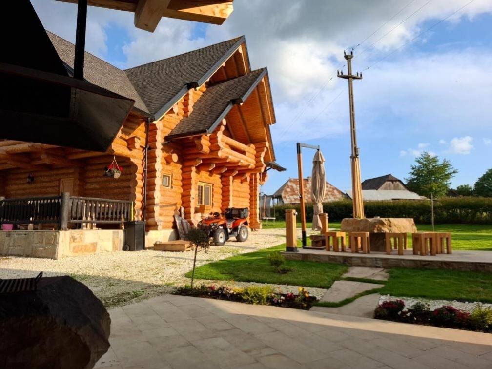 Cabana Lemn Rotund cu ciubăr – Valea Moldovei
